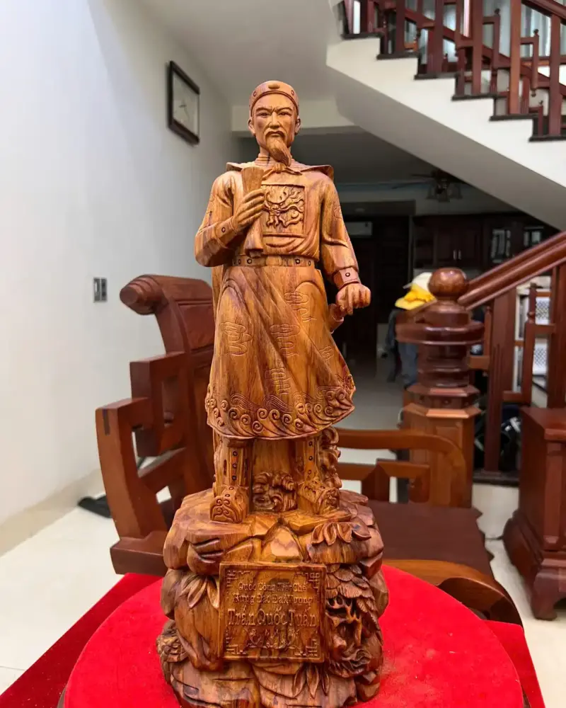 tran-quoc-tuan-go-sua-bac-G5140-2_Trần Quốc Tuấn Gỗ Sưa Bắc Lk Giá 5.800 Triệu Kích Thước Cao 50cm, Ngang 19cm, Sâu 16cm Tượng Trần Quốc Tuấn Gỗ Sưa Bắc Liền Khối G5140