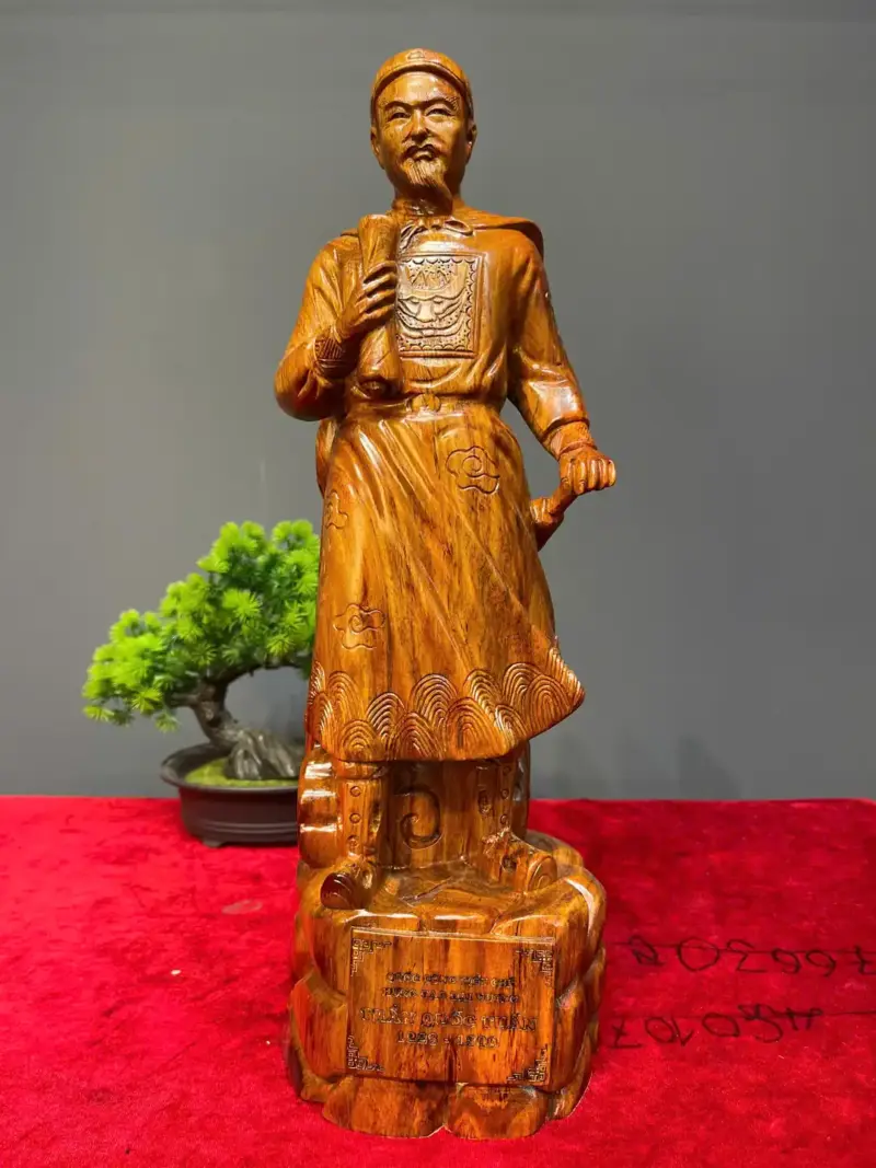 tran-quoc-tuan-go-sua-o-G5449-1 Tượng Trần Quốc Tuấn Gỗ Sưa Đỏ Bắc Liền Khối G5449