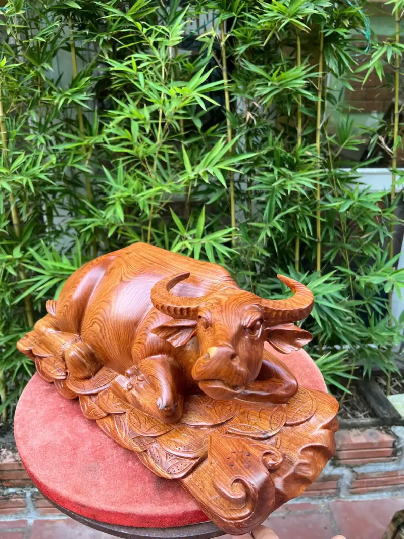 trau-nam-tien-G6295-4 Tượng Trâu Nằm Tiền Vàng Gỗ Hương Gia Lai Liền Khối G6295