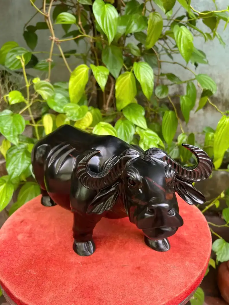 trau-ung-venh-G5358-3 Tượng Trâu Đứng Vểnh Sừng Gỗ Mun Hoa Hàng Đẹp Liền Khối G5358
