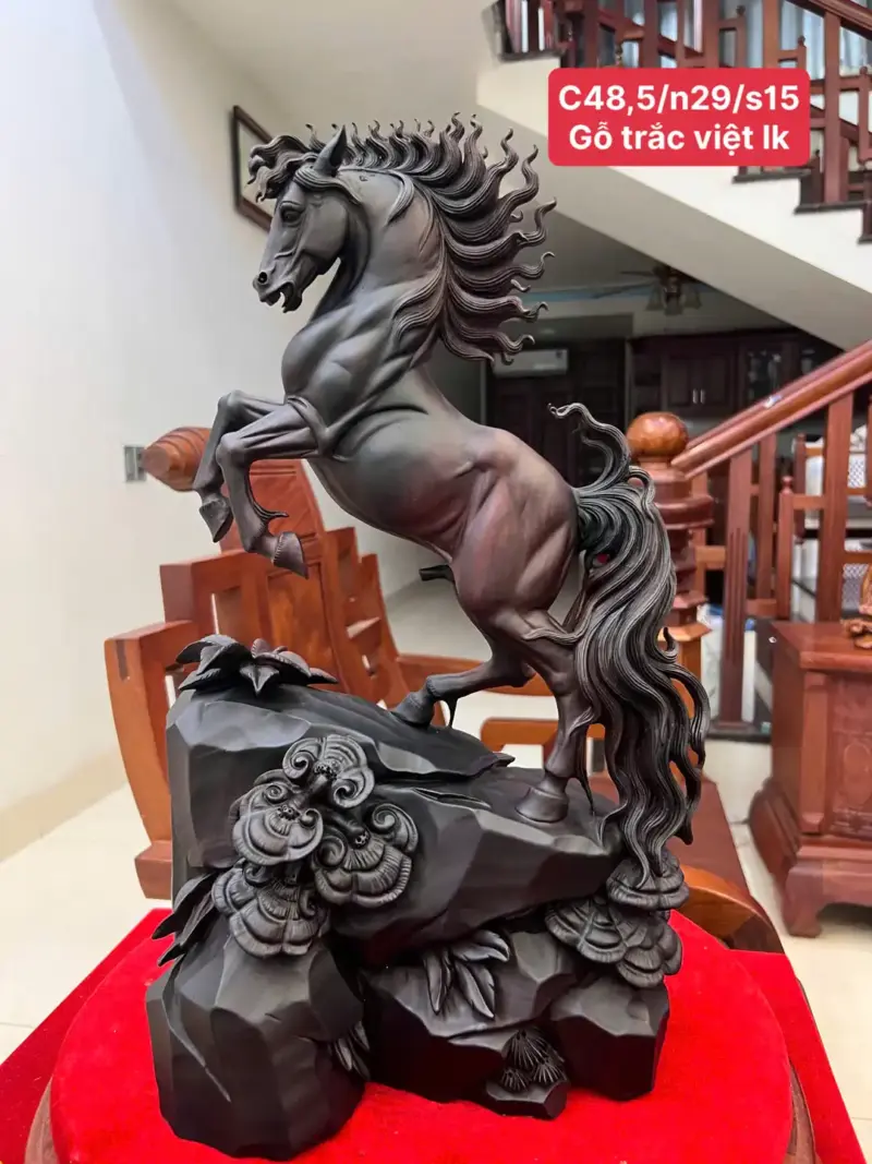 Tượng Nhất Mã Phi Thiên Gỗ Trắc Đen Liền Khối Cao 48cm