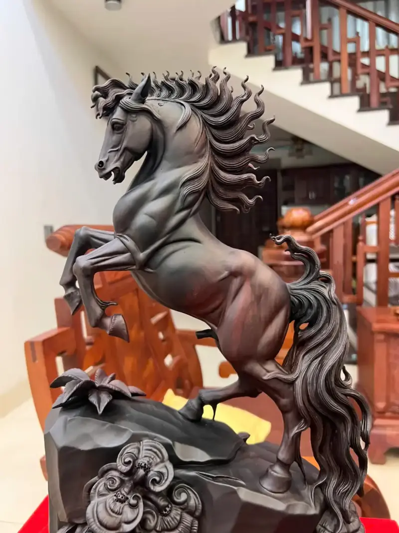 Tượng Nhất Mã Phi Thiên Gỗ Trắc Đen Liền Khối Cao 48cm