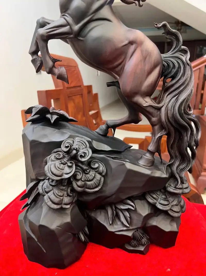 Tượng Nhất Mã Phi Thiên Gỗ Trắc Đen Liền Khối Cao 48cm