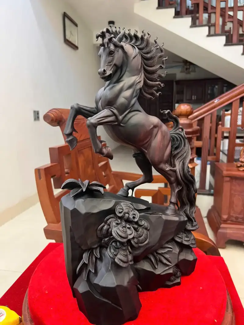 Tượng Nhất Mã Phi Thiên Gỗ Trắc Đen Liền Khối Cao 48cm