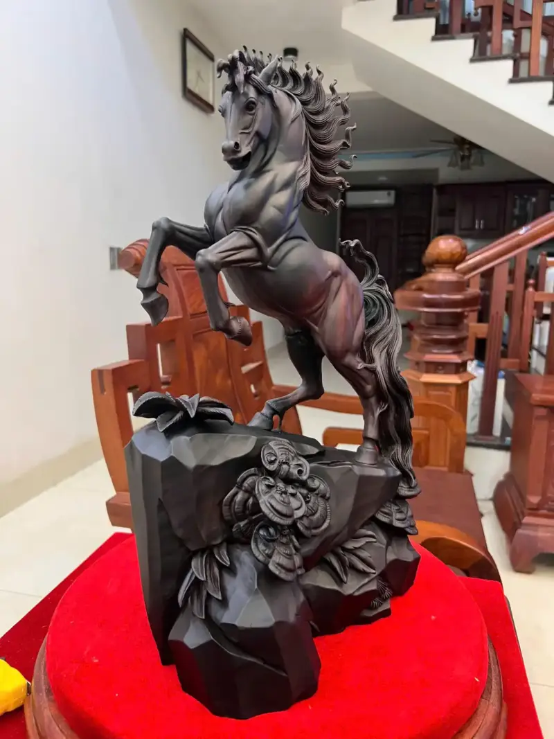 Tượng Nhất Mã Phi Thiên Gỗ Trắc Đen Liền Khối Cao 48cm