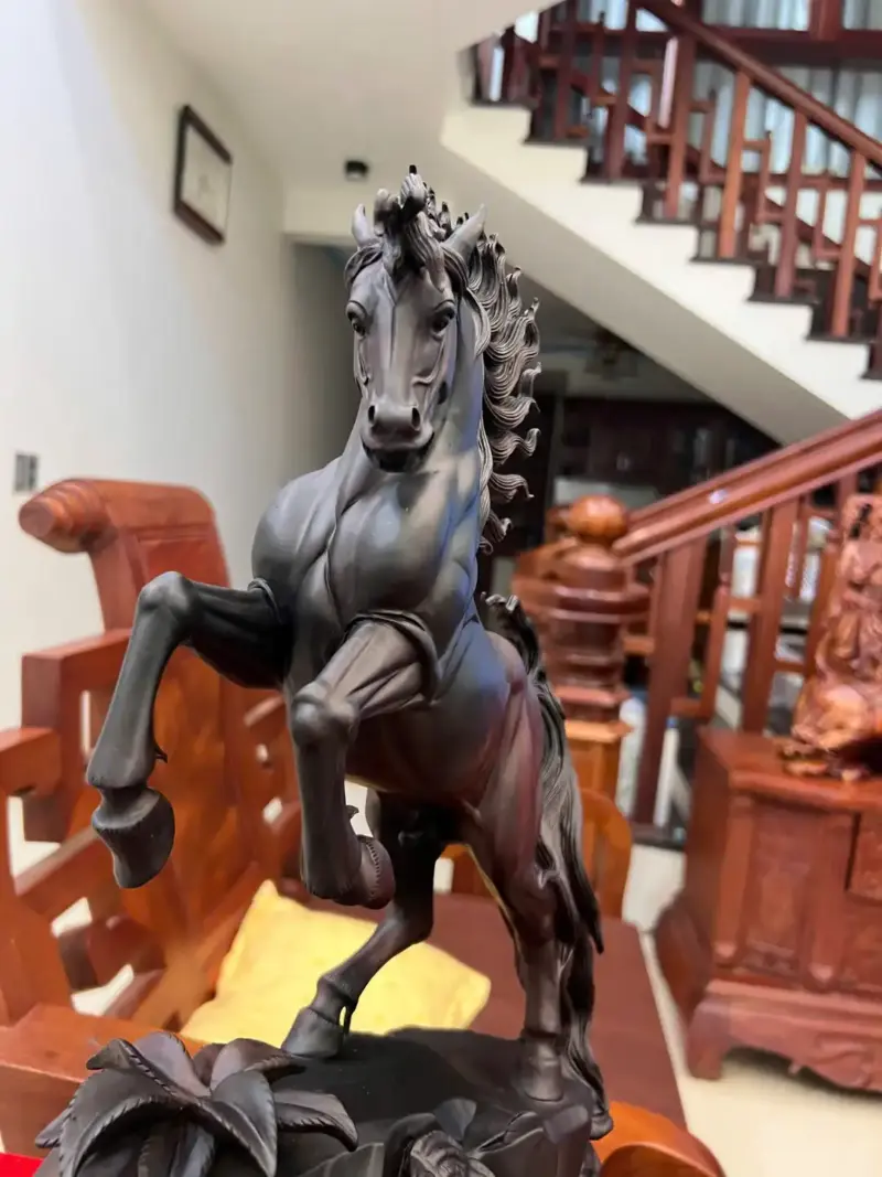 Tượng Nhất Mã Phi Thiên Gỗ Trắc Đen Liền Khối Cao 48cm