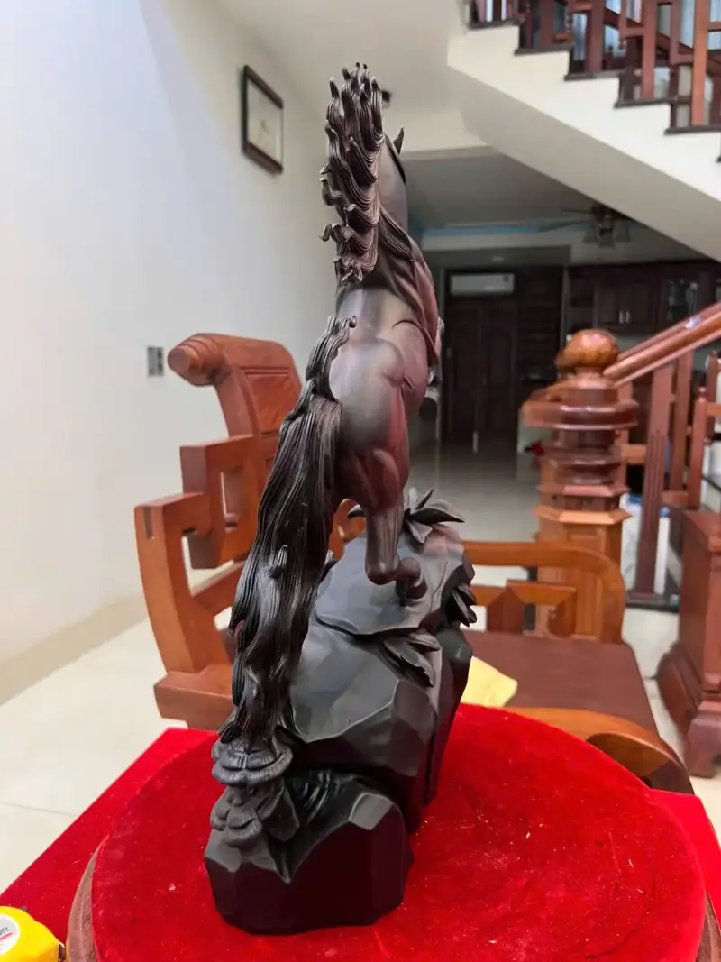 Tượng Nhất Mã Phi Thiên Gỗ Trắc Đen Liền Khối Cao 48cm