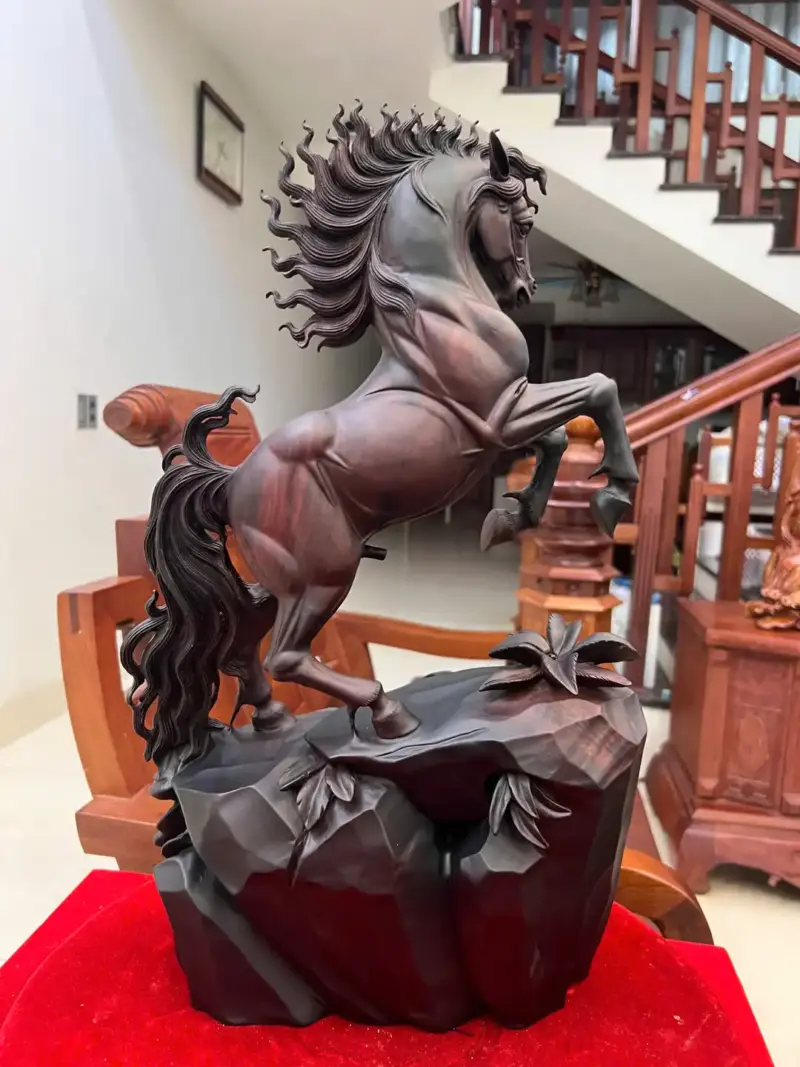 Tượng Nhất Mã Phi Thiên Gỗ Trắc Đen Liền Khối Cao 48cm