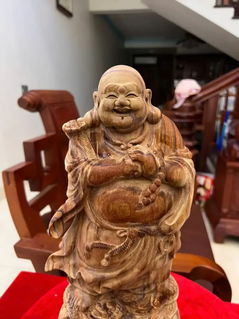 Tượng Di Lặc Chúc Phúc Gỗ Sưa Bắc Liền Khối Gỗ Già Tím Lịm Có Sơn Cao 40cm