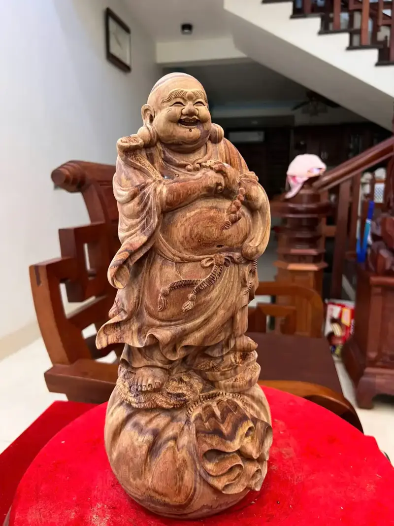 Tượng Di Lặc Chúc Phúc Gỗ Sưa Bắc Liền Khối Gỗ Già Tím Lịm Có Sơn Cao 40cm