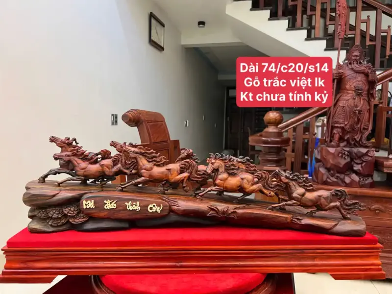 Tượng Bát Mã Gỗ Trắc Việt Liền Khối Kèm Kỷ Cao 20cm