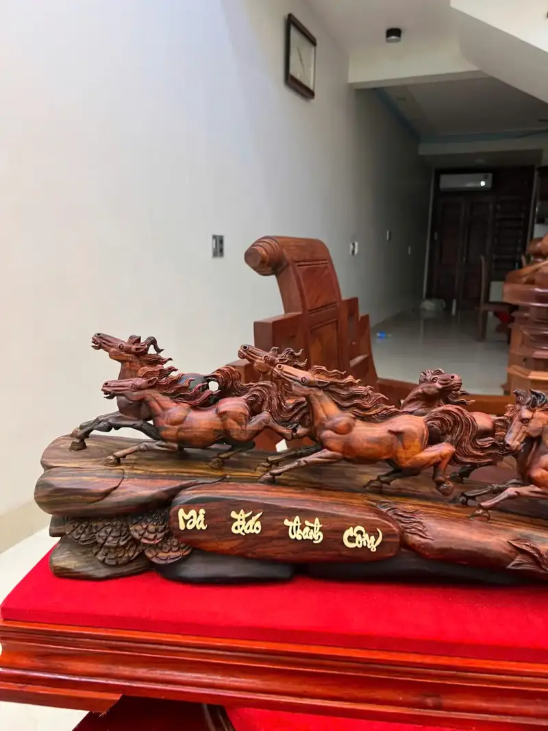 Tượng Bát Mã Gỗ Trắc Việt Liền Khối Kèm Kỷ Cao 20cm