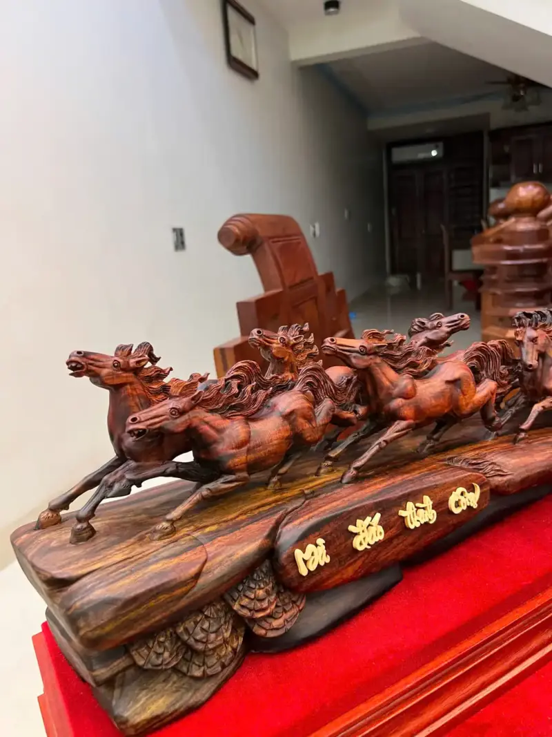 Tượng Bát Mã Gỗ Trắc Việt Liền Khối Kèm Kỷ Cao 20cm