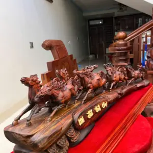 Tượng Bát Mã Gỗ Trắc Việt Liền Khối Kèm Kỷ Cao 20cm