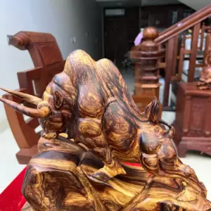 Tượng Bò Tót Gỗ Cẩm Việt Vân Chun Sụn Cao 32cm