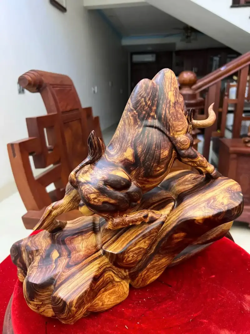 Tượng Bò Tót Gỗ Cẩm Việt Vân Chun Sụn Cao 32cm