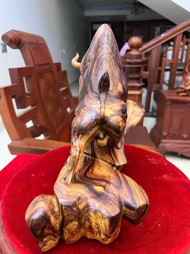 Tượng Bò Tót Gỗ Cẩm Việt Vân Chun Sụn Cao 32cm