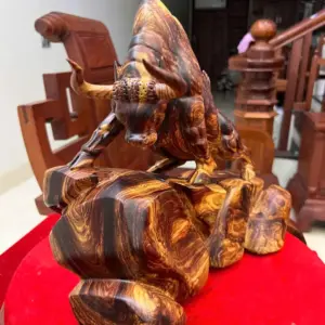Tượng Bò Tót Gỗ Cẩm Việt Vân Chun Sụn Cao 32cm