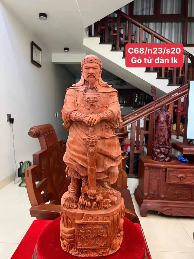 Tượng Trần Quốc Tuấn Chống Kiếm Gỗ Tử Đàn Có Sơn Cao 68cm