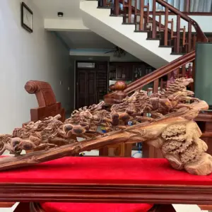 Tượng Cầu Bát Mã Gỗ Sưa Bắc Phôi Gỗ Già Tím Lịm Liền Có Sơn Cao 30cm