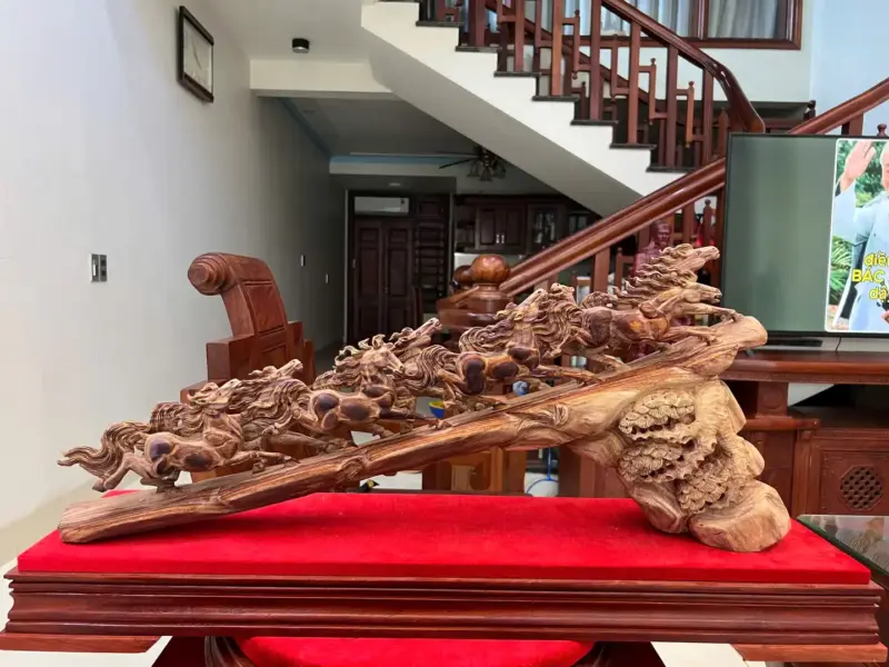 Tượng Cầu Bát Mã Gỗ Sưa Bắc Phôi Gỗ Già Tím Lịm Liền Có Sơn Cao 30cm