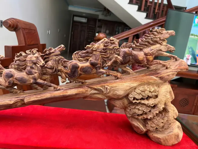 Tượng Cầu Bát Mã Gỗ Sưa Bắc Phôi Gỗ Già Tím Lịm Liền Có Sơn Cao 30cm