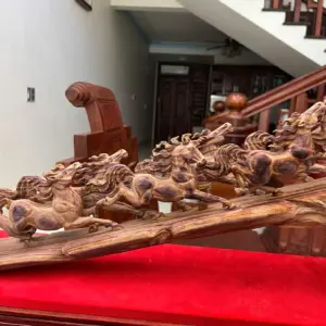 Tượng Cầu Bát Mã Gỗ Sưa Bắc Phôi Gỗ Già Tím Lịm Liền Có Sơn Cao 30cm