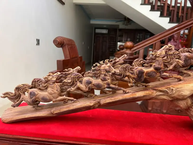 Tượng Cầu Bát Mã Gỗ Sưa Bắc Phôi Gỗ Già Tím Lịm Liền Có Sơn Cao 30cm
