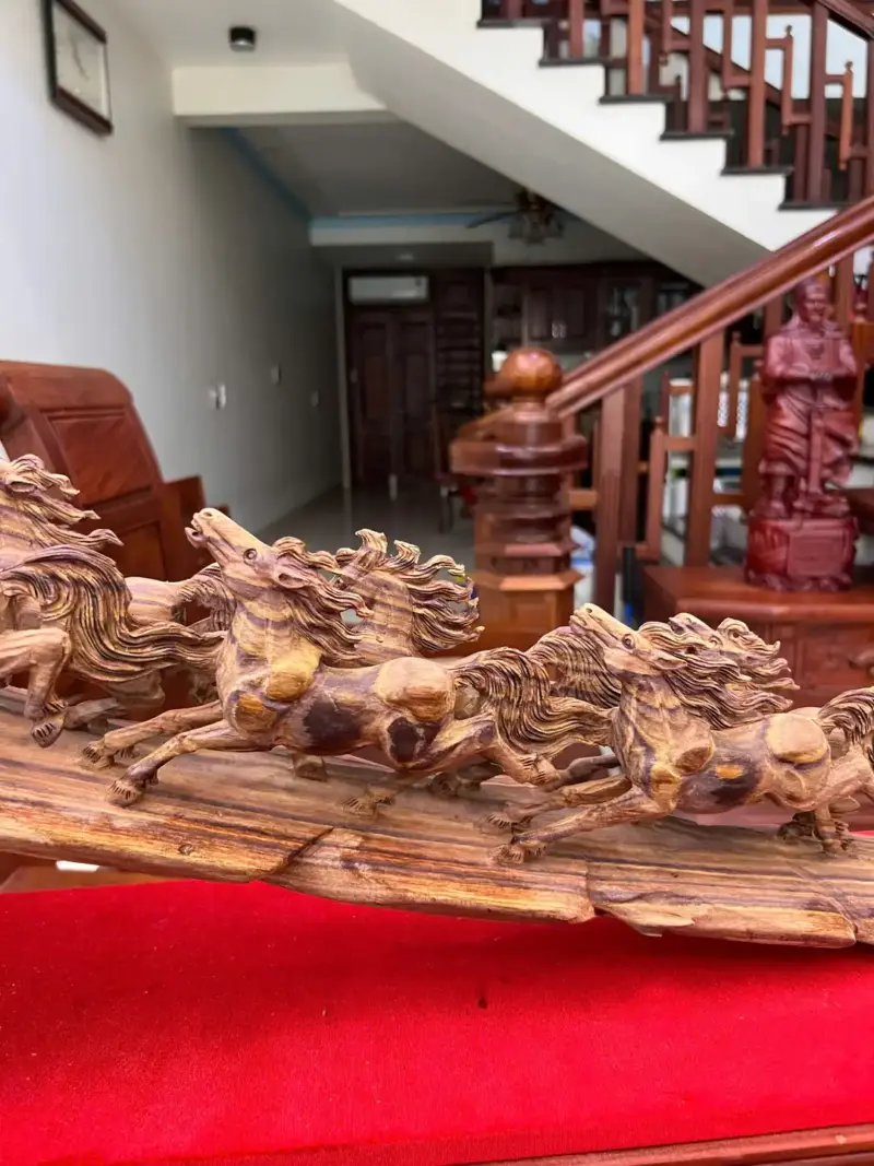 Tượng Cầu Bát Mã Gỗ Sưa Bắc Phôi Gỗ Già Tím Lịm Liền Có Sơn Cao 30cm