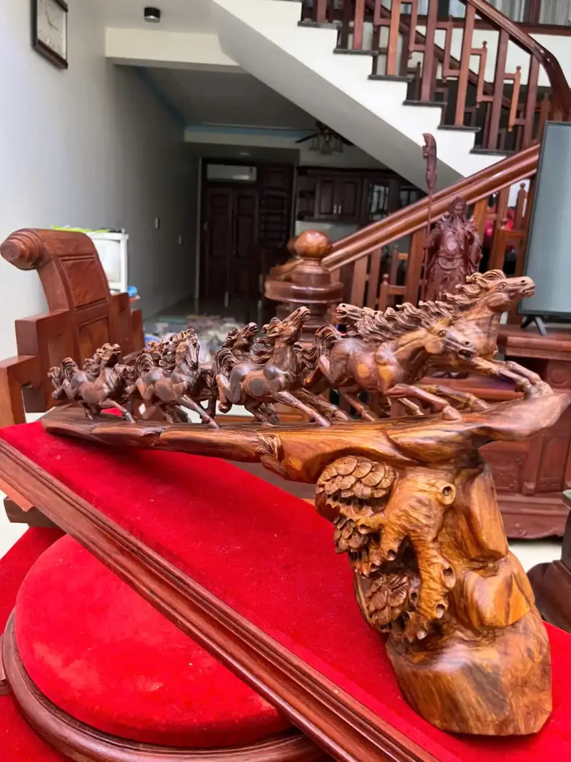 Tượng Cầu Bát Mã Gỗ Sưa Bắc Phôi Gỗ Già Vân Tím Cao 30cm