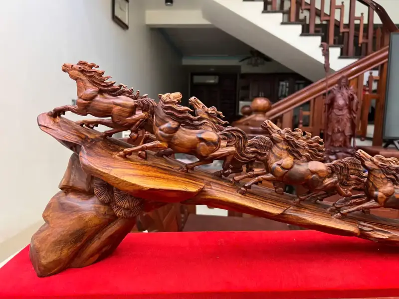 Tượng Cầu Bát Mã Gỗ Sưa Bắc Phôi Gỗ Già Vân Tím Cao 30cm