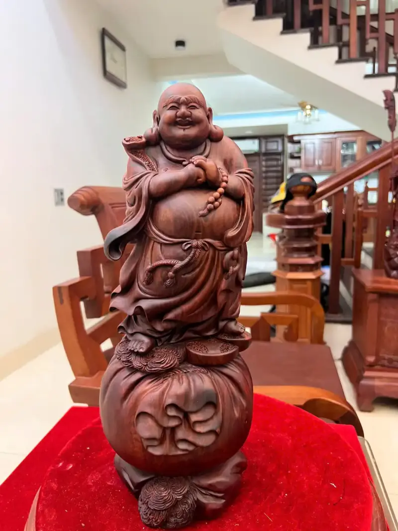 Tượng Di Lặc Chúc Phúc Gỗ Trắc Việt Liền Khối Cao 45cm