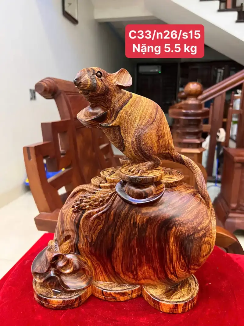 Tượng Chuột Đứng Bao Tiền Gỗ Cẩm Việt Vân Víp Liền Khối Cao 33cm