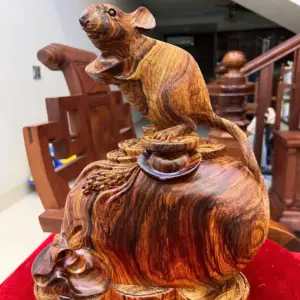 Tượng Chuột Đứng Bao Tiền Gỗ Cẩm Việt Vân Víp Liền Khối Cao 33cm