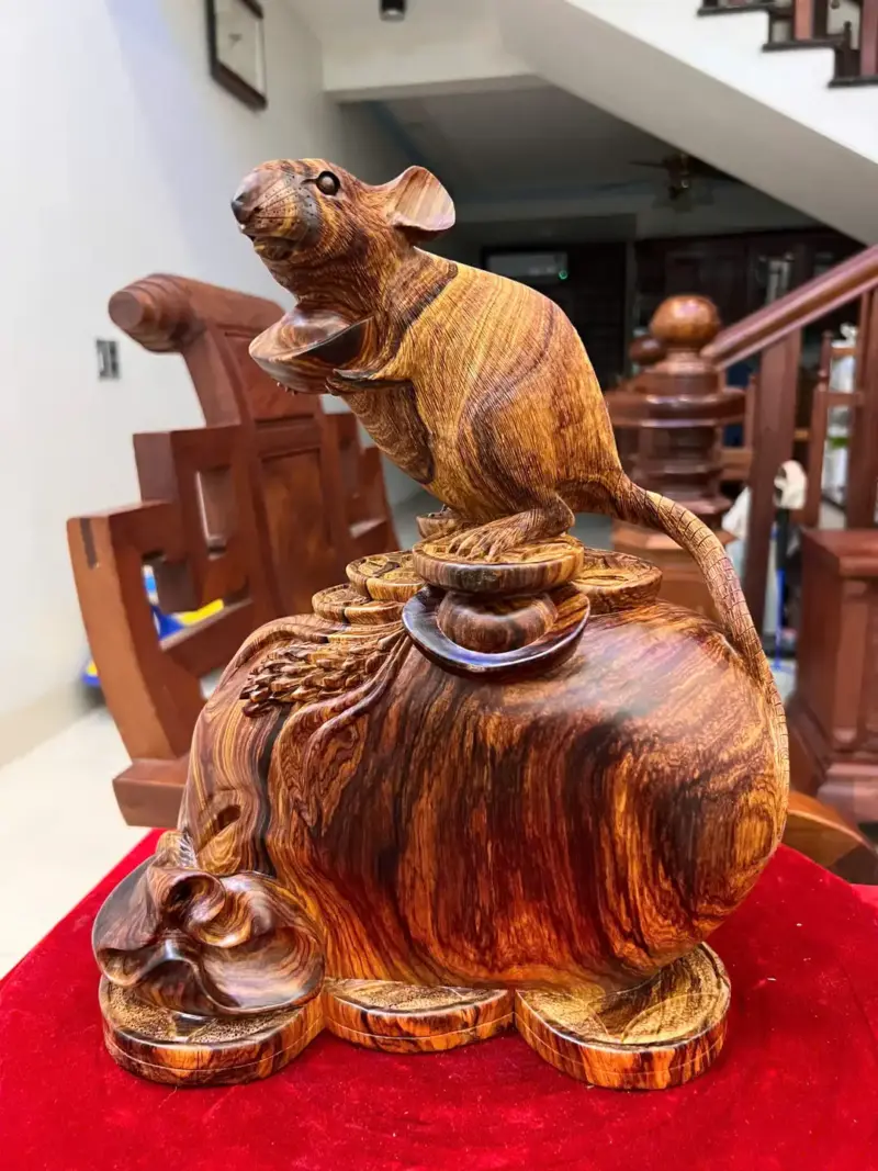 Tượng Chuột Đứng Bao Tiền Gỗ Cẩm Việt Vân Víp Liền Khối Cao 33cm