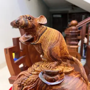 Tượng Chuột Đứng Bao Tiền Gỗ Cẩm Việt Vân Víp Liền Khối Cao 33cm