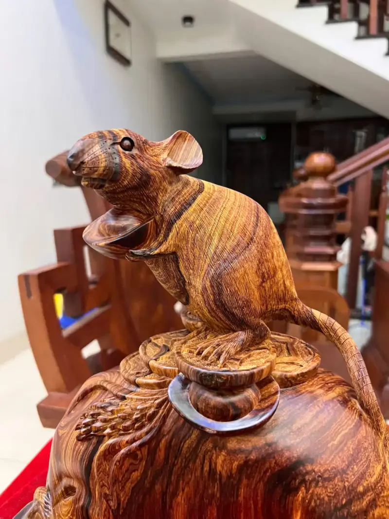 Tượng Chuột Đứng Bao Tiền Gỗ Cẩm Việt Vân Víp Liền Khối Cao 33cm