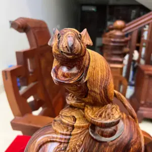 Tượng Chuột Đứng Bao Tiền Gỗ Cẩm Việt Vân Víp Liền Khối Cao 33cm