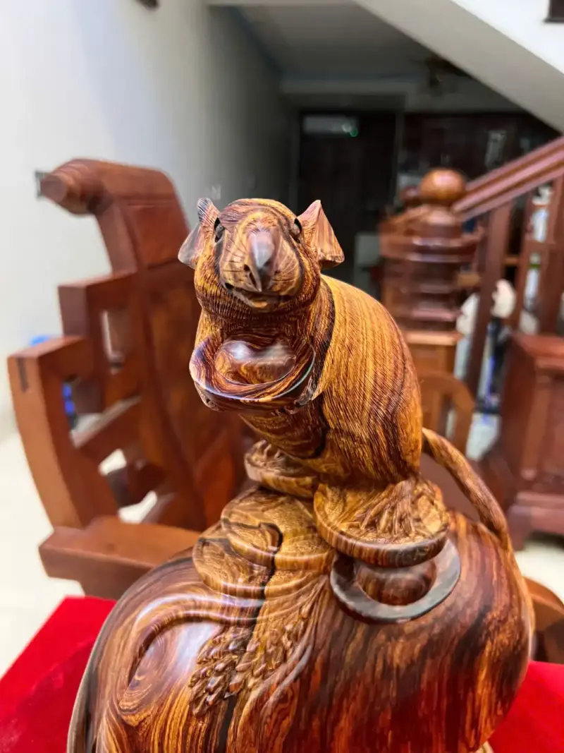 Tượng Chuột Đứng Bao Tiền Gỗ Cẩm Việt Vân Víp Liền Khối Cao 33cm