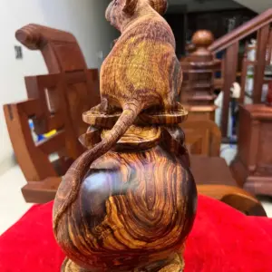 Tượng Chuột Đứng Bao Tiền Gỗ Cẩm Việt Vân Víp Liền Khối Cao 33cm