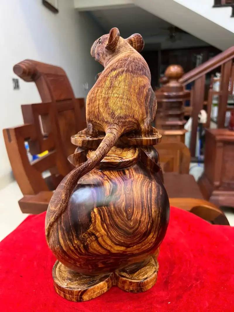Tượng Chuột Đứng Bao Tiền Gỗ Cẩm Việt Vân Víp Liền Khối Cao 33cm