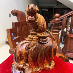 Tượng Chuột Đứng Bao Tiền Gỗ Cẩm Việt Vân Víp Liền Khối Cao 33cm