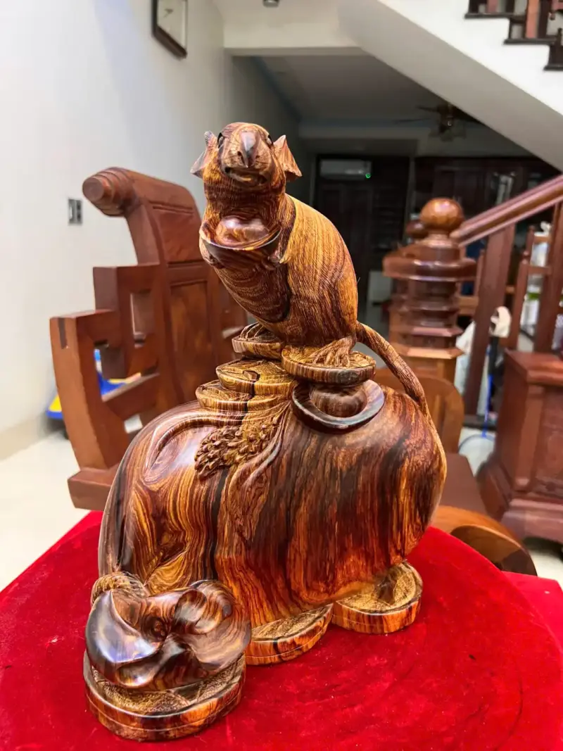 Tượng Chuột Đứng Bao Tiền Gỗ Cẩm Việt Vân Víp Liền Khối Cao 33cm