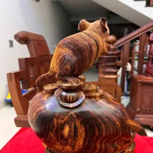 Tượng Chuột Đứng Bao Tiền Gỗ Cẩm Việt Vân Víp Liền Khối Cao 33cm