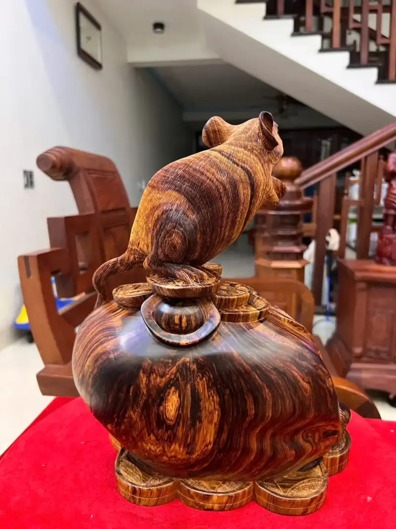 Tượng Chuột Đứng Bao Tiền Gỗ Cẩm Việt Vân Víp Liền Khối Cao 33cm