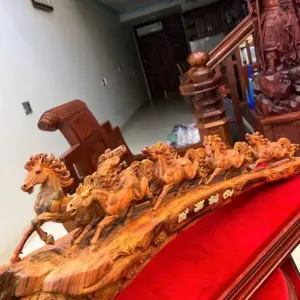 Tượng Bát Mã Gỗ Trắc Việt Liền Khối Đục Kỹ Có Sơn Cao 30cm