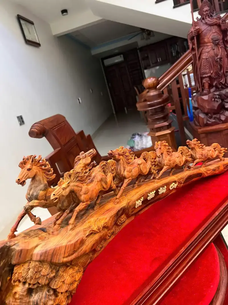 Tượng Bát Mã Gỗ Trắc Việt Liền Khối Đục Kỹ Có Sơn Cao 30cm
