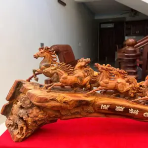 Tượng Bát Mã Gỗ Trắc Việt Liền Khối Đục Kỹ Có Sơn Cao 30cm