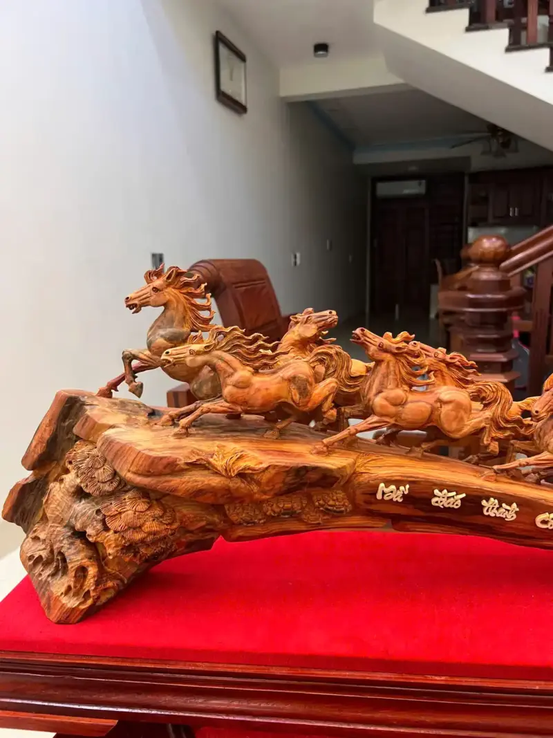 Tượng Bát Mã Gỗ Trắc Việt Liền Khối Đục Kỹ Có Sơn Cao 30cm