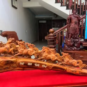 Tượng Bát Mã Gỗ Trắc Việt Liền Khối Đục Kỹ Có Sơn Cao 30cm